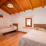 2 Bedroom Gorgeous In Apartamento