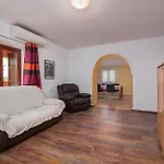 2 Bedroom Gorgeous In Apartamento Šišan