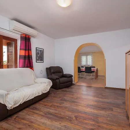 2 Bedroom Amazing In Lägenhet Šišan